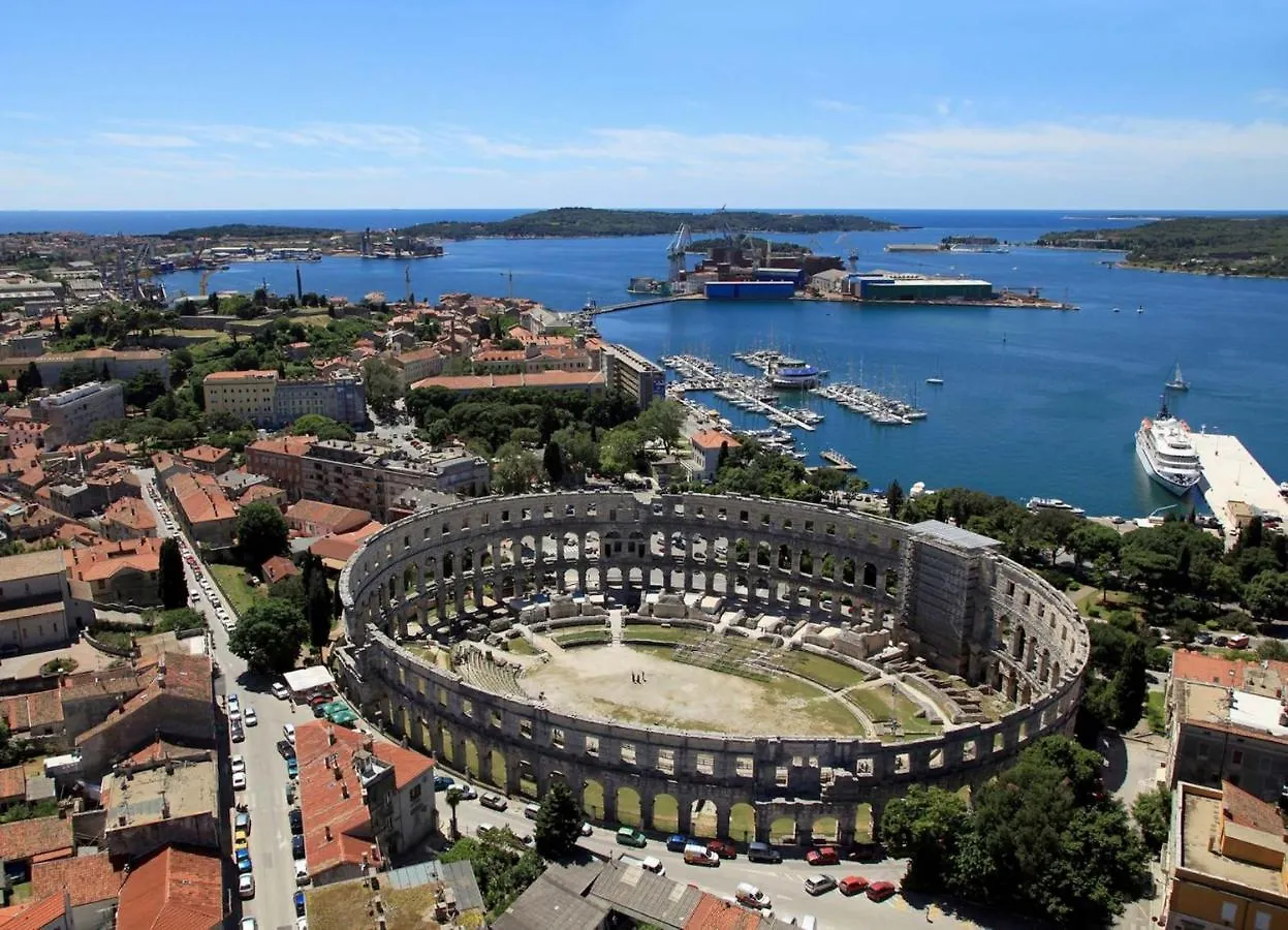 Apartments With A Parking Space Pula - 20625
